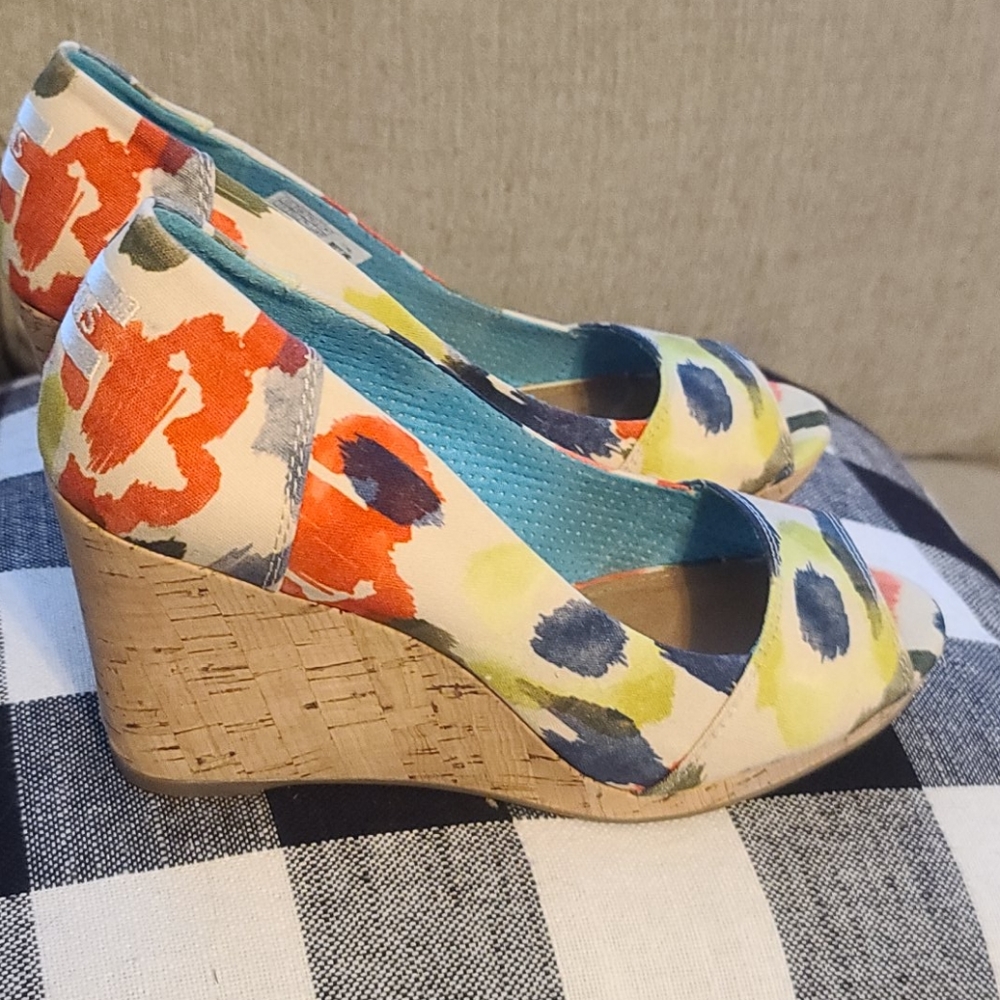 Tom's flowered wedges 7.5